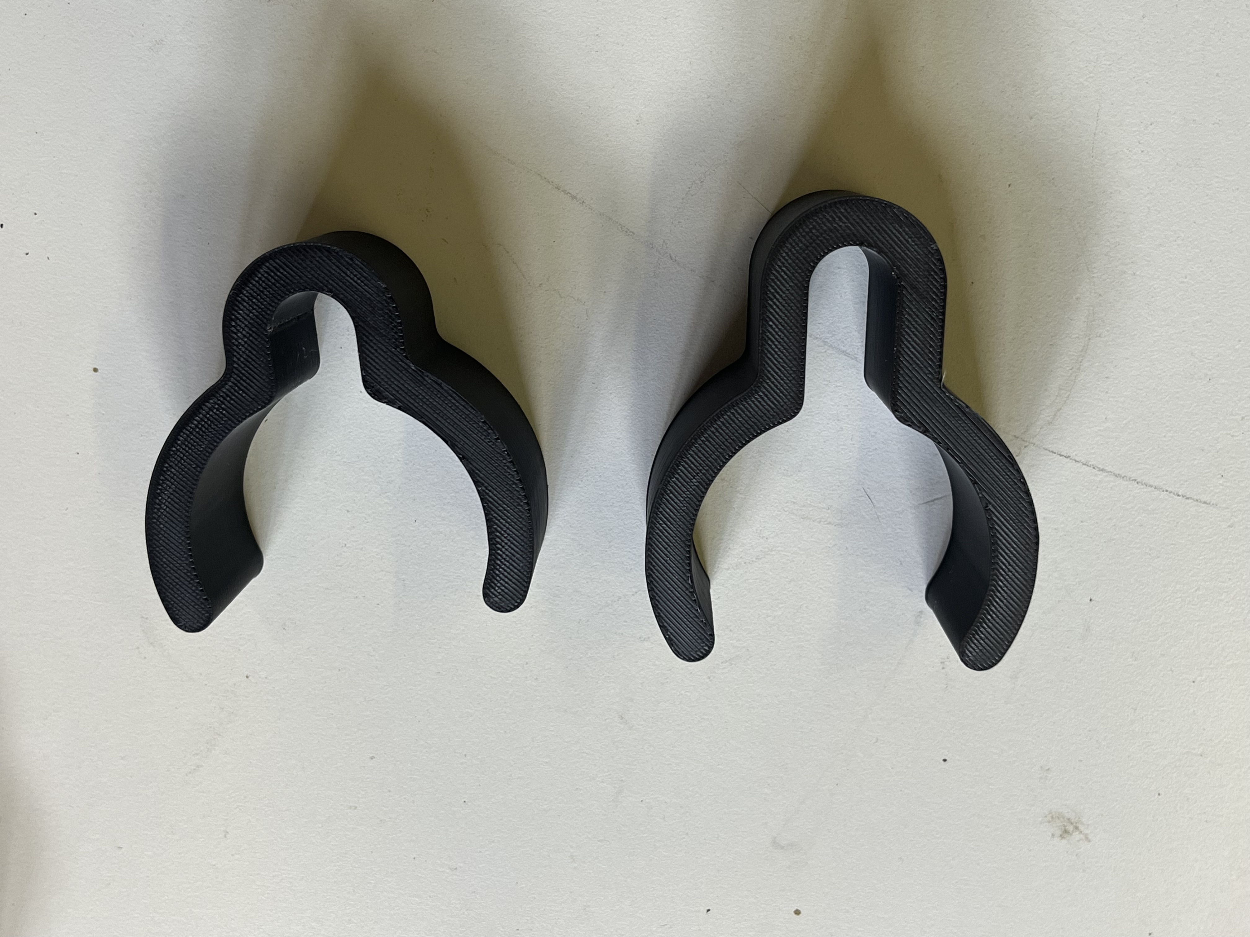 Clips für Kabelmanagement in Trusskonstruktionen.