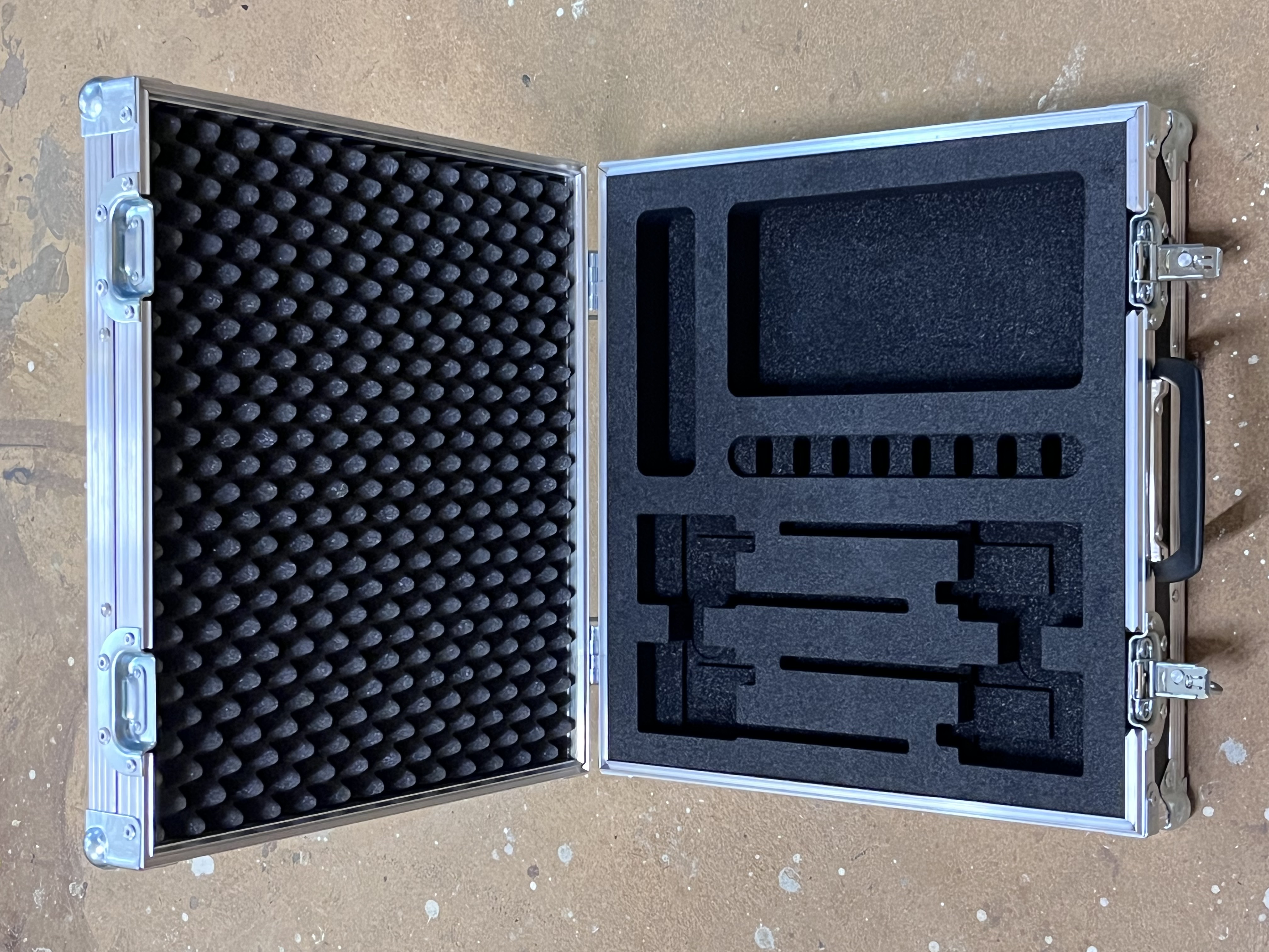 Inlay für 4x Sennheiser IEM Bodypacks. So können die Bodypacks in die Garderobe mitgenommen werden.