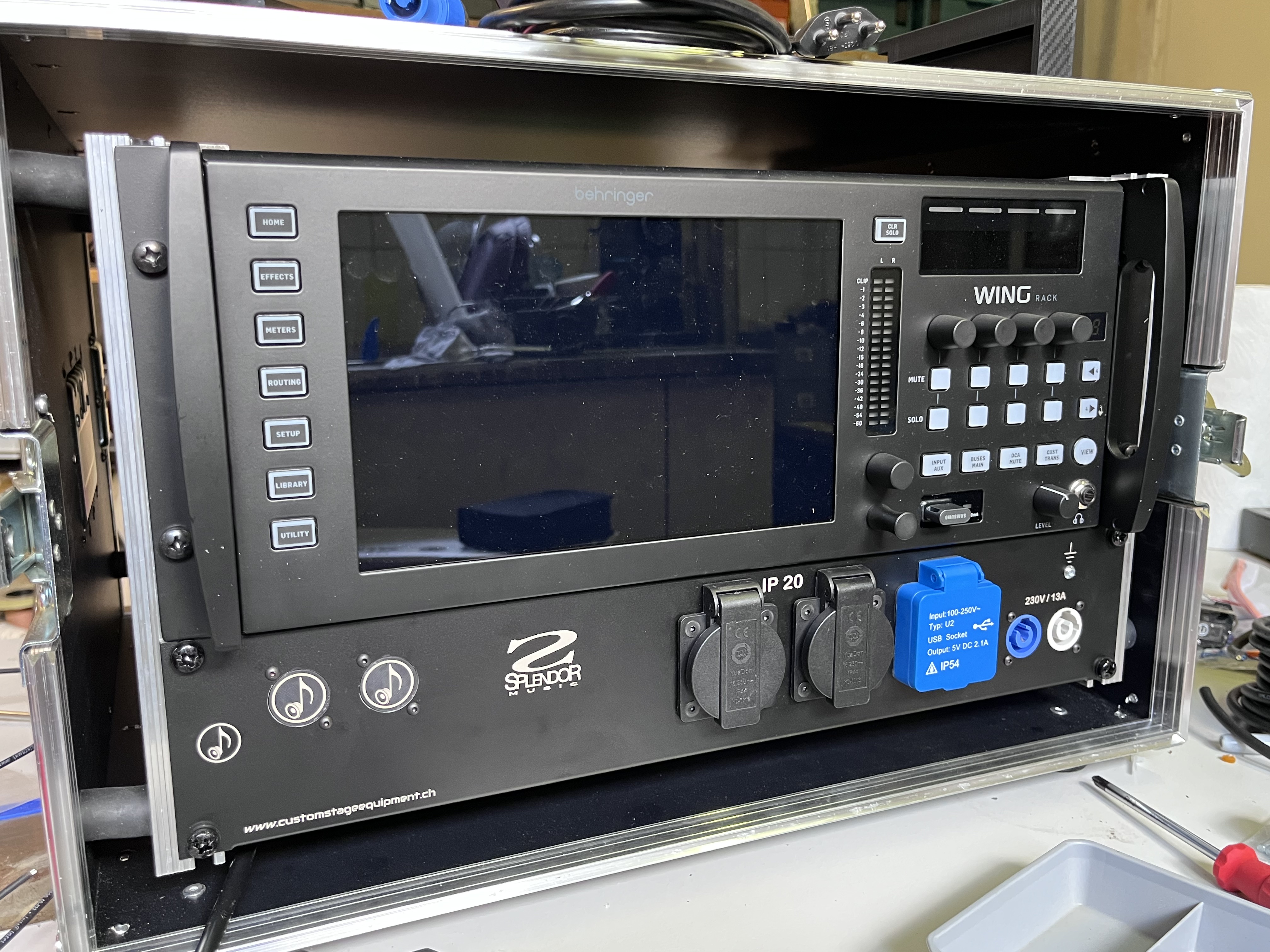 Rack mit einem Wing Rack gemäss Kundenwunsch Umgebaut, Blende erstellt und eine LED Innenbeleuchtung realisiert. 