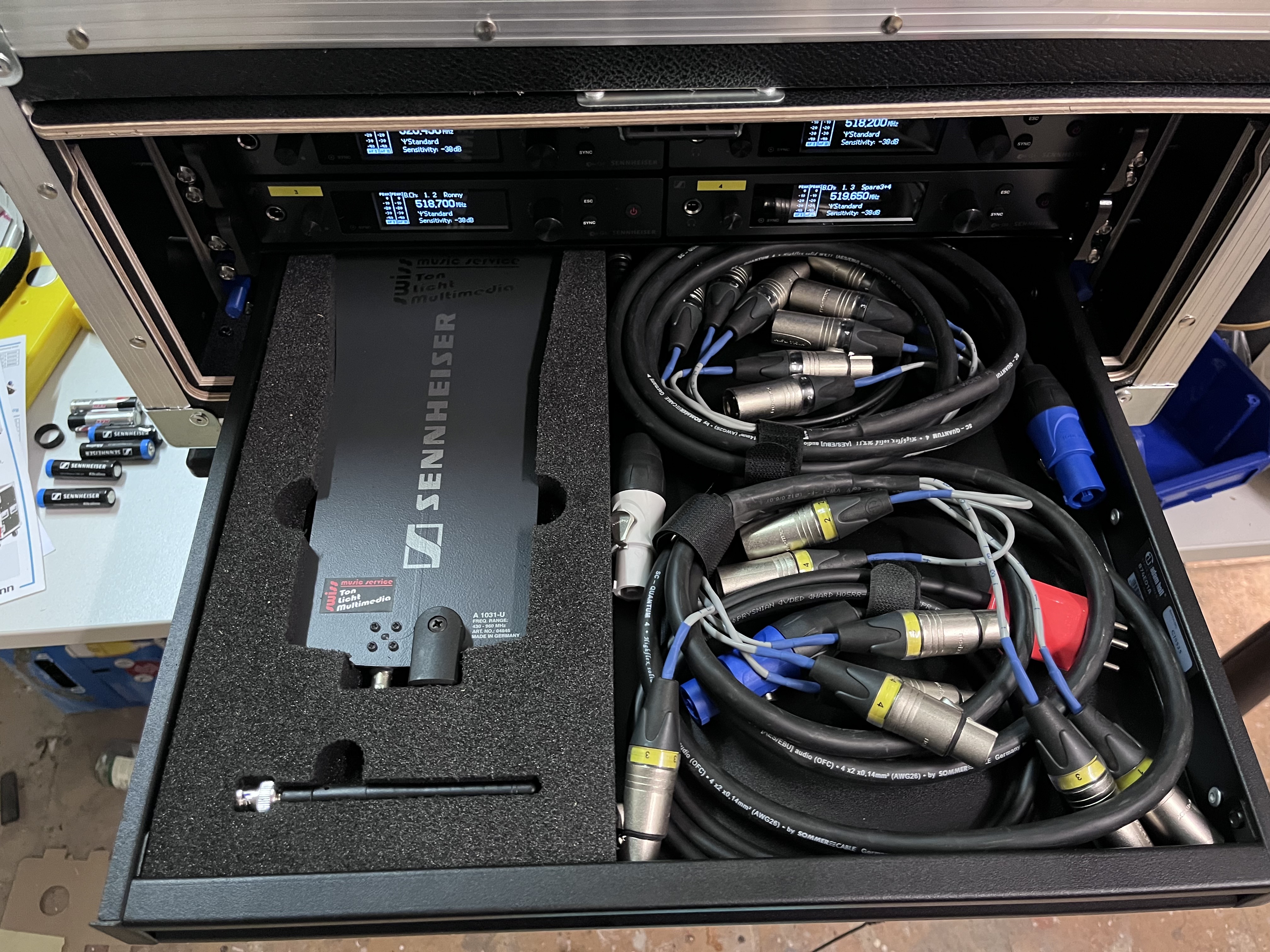 1 HE Aluschublade mit Inlay für Antennen.