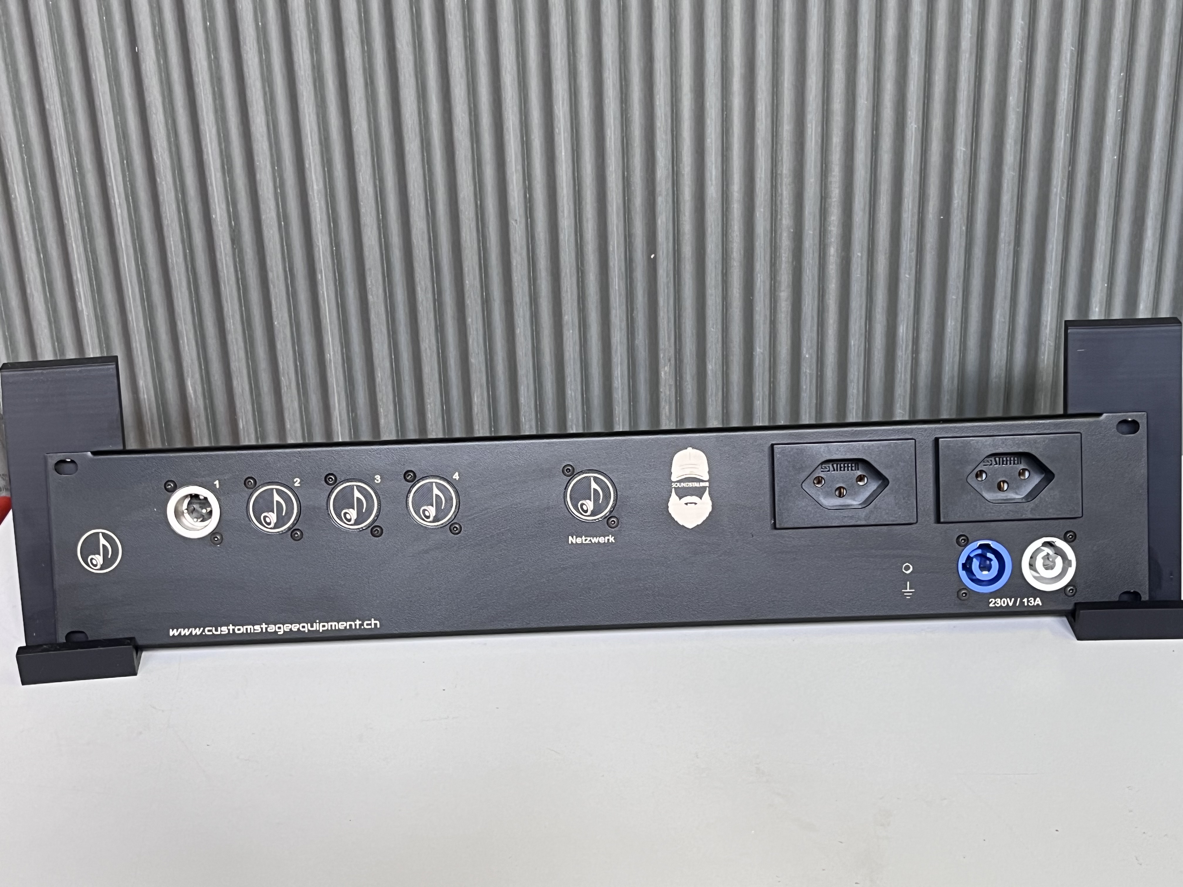 Blende für ein Rack mit Funkmikrofon. Vorbereitet um das ganze später erweitern zu können.