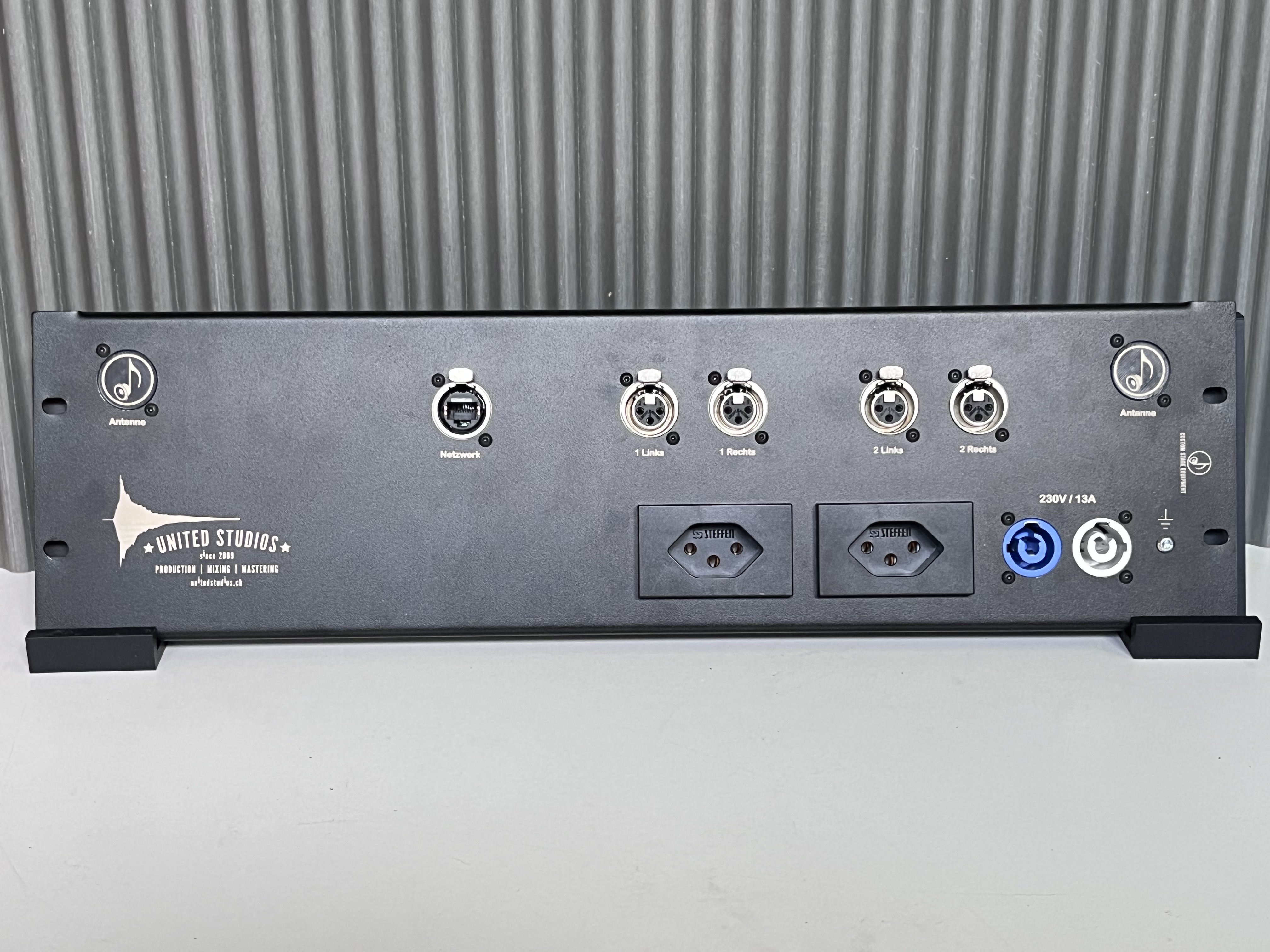 Blende für ein Rack mit zwei Inear-Sendern.