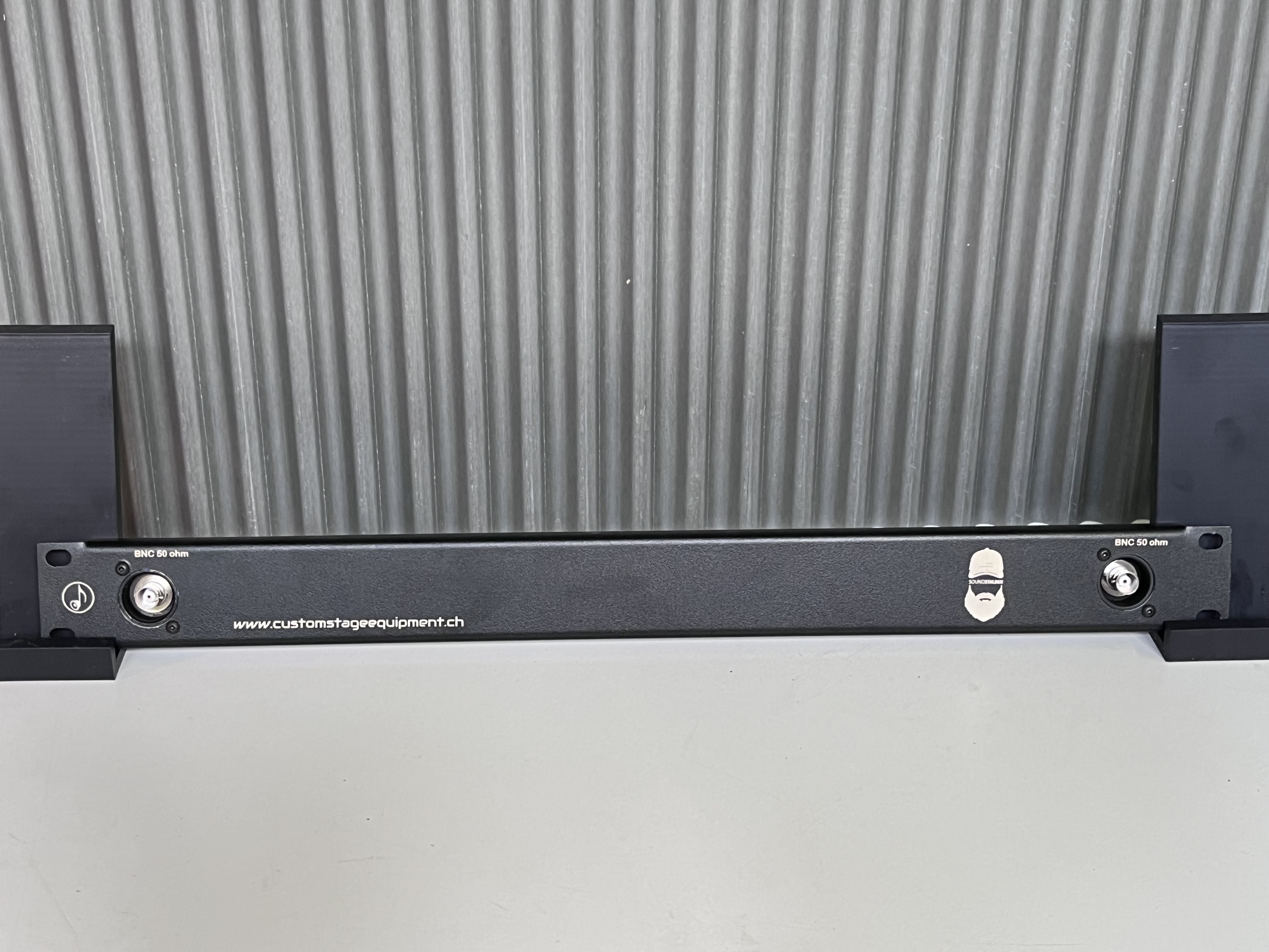 Frontblende um Antennen für Funkmikrofone nach aussen zu führen