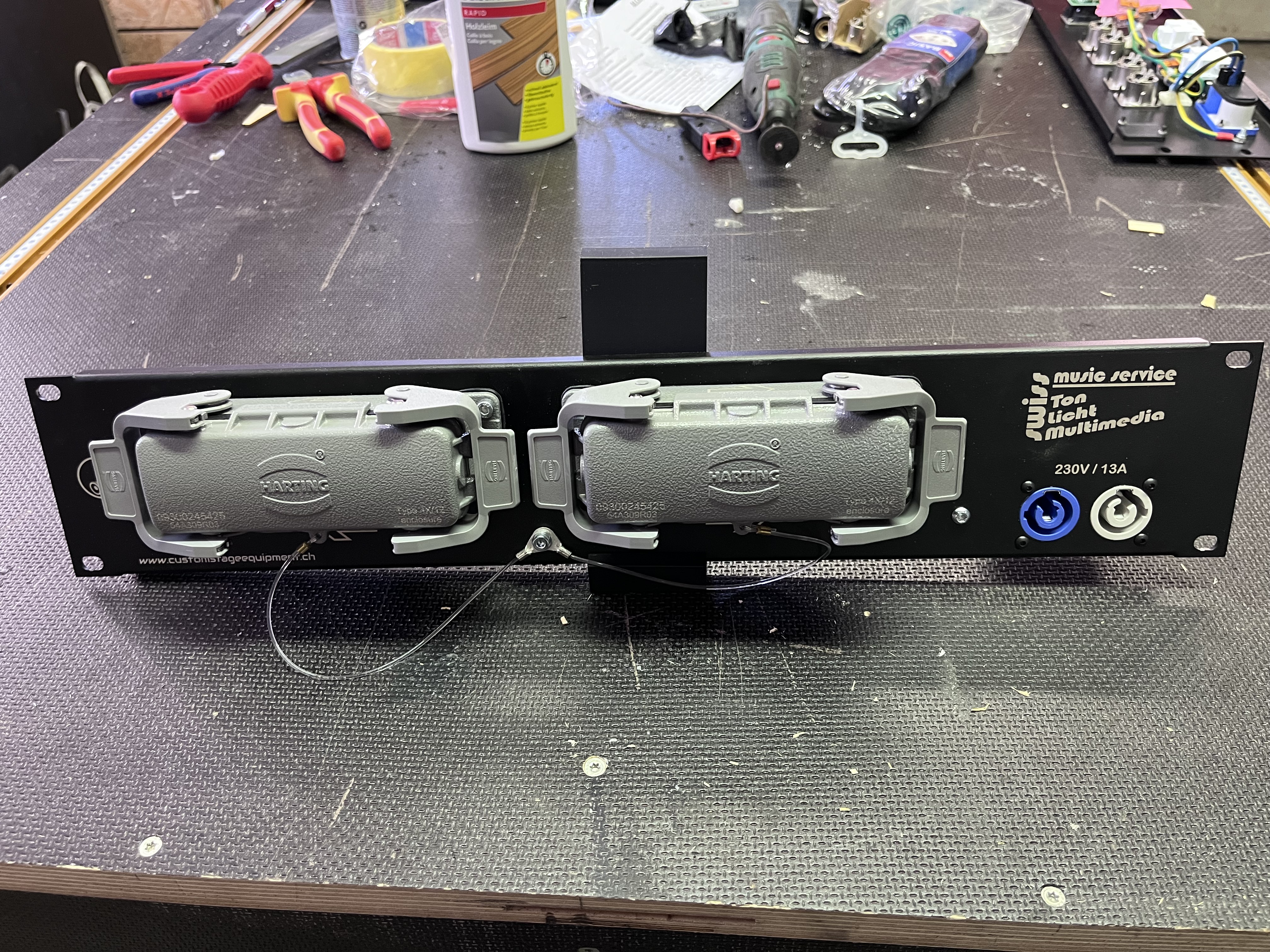 Blende mit zwei Harting 108Pol Steckern für einen Y-Split gebaut.